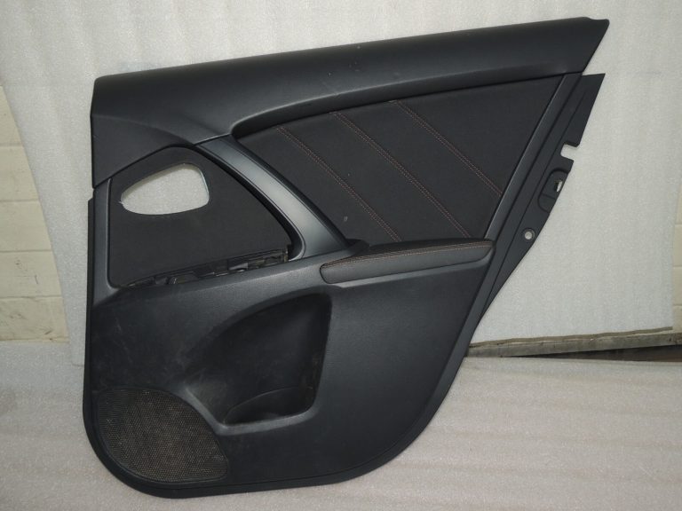 Toyota Avensis T27 durvju panelis FE40 melns aizmugurējais labais 6763005C40C1