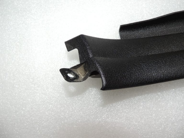 BMW F10 F11 Aizmugurējo durvju sliekšņa vāka līstes, labās 51477358046 7358046