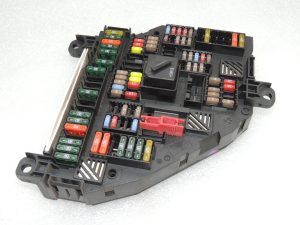 BMW F01 F02 F03 F10 F10 F11 F06 F12 F13 Drošinātāju kārba 61149264923 9264923