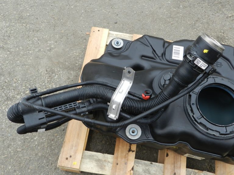 Oriģinālā Toyota Yaris IV (XP210) 1.5 HEV 68 kW degvielas tvertne 77001K0090