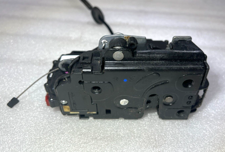 VW Golf Mk6 oriģinālā durvju slēdzene priekšējā labā 3d1837015ab