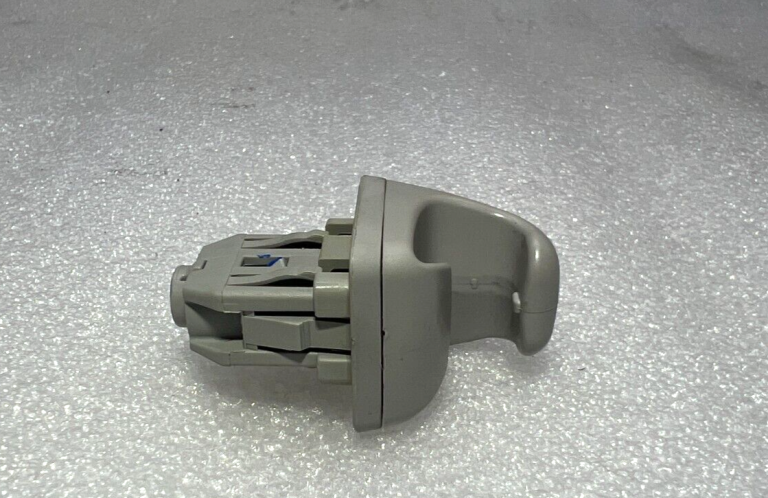 Toyota Yaris P13 oriģinālais saules aizsarga turētājs kreisais labais 7434833040B1