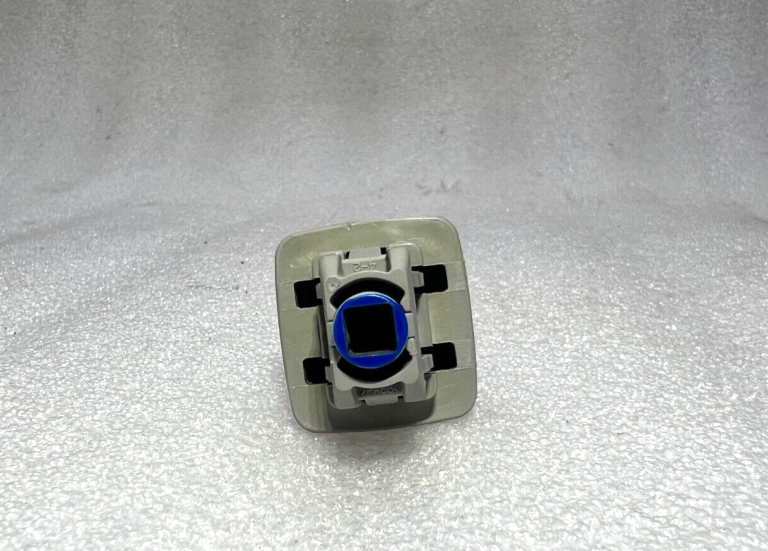 Toyota Yaris P13 oriģinālais saules aizsarga turētājs kreisais labais 7434833040B1