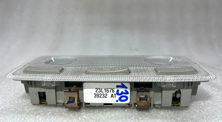 Toyota Yaris P13 oriģināls salona jumta apgaismojums 812600d070