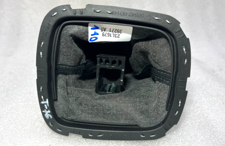 Toyota Yaris P13 Oriģināla pārnesumu pārslēgšanas svira 588080D270B8