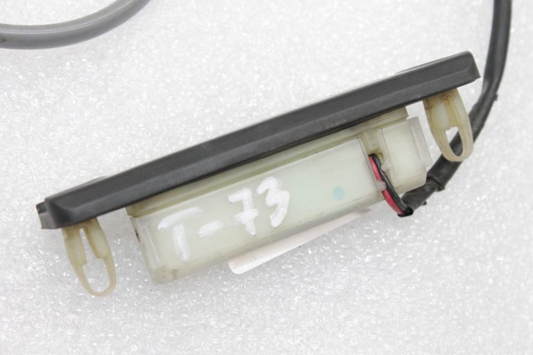 Oriģinālais oriģinālais Toyota Avensis T25 aizmugurējo durvju slēdzis 8484020010, 84840-20010