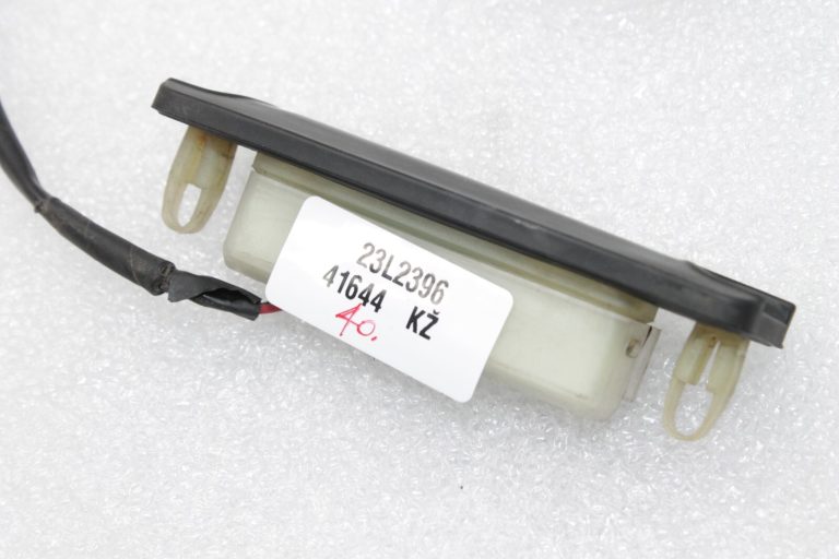 Oriģinālais oriģinālais Toyota Avensis T25 aizmugurējo durvju slēdzis 8484020010, 84840-20010