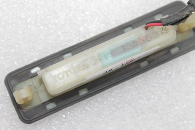 Oriģinālais oriģinālais Toyota Avensis T25 aizmugurējo durvju slēdzis 8484020010, 84840-20010