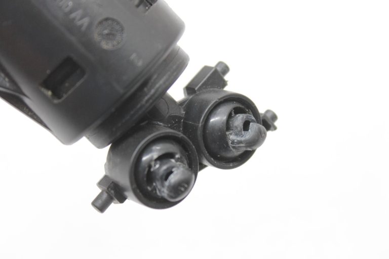 Oriģinālā GM Opel Insignia A priekšējo lukturu mazgāšanas sprausla labajā pusē 13227349, 1452136