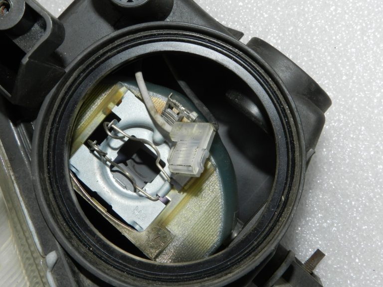 Oriģinālais Opel Vectra C priekšējais kreisais miglas lukturis 13162129, 93181409, 6710037