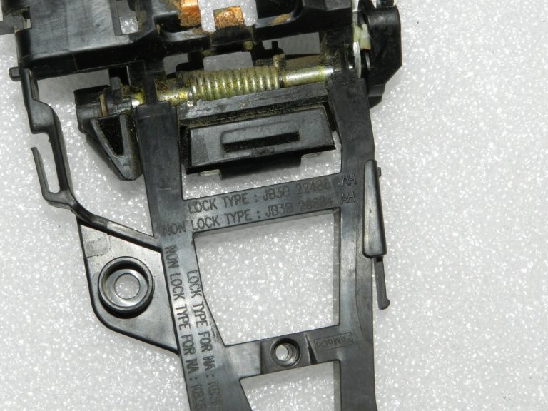 Oriģinālais Ford Ranger P375 Aizmugurējās labās puses durvju roktura rāmja turētājs JB3B-26684-AJ
