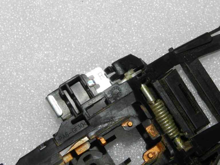 Oriģinālais Ford Ranger P375 Aizmugurējās labās puses durvju roktura rāmja turētājs JB3B-26684-AJ