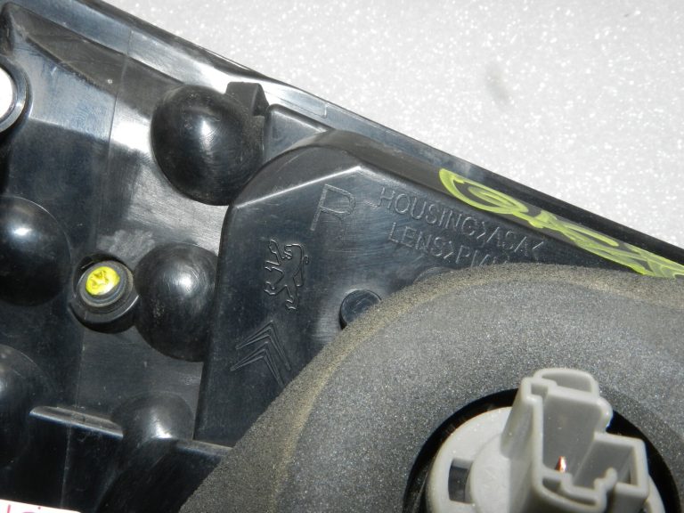 OEM 2011 Citroen C-Crosser aizmugurējās durvis aizmugurējais lukturis pa labi 6351 EJ, 6351EJ