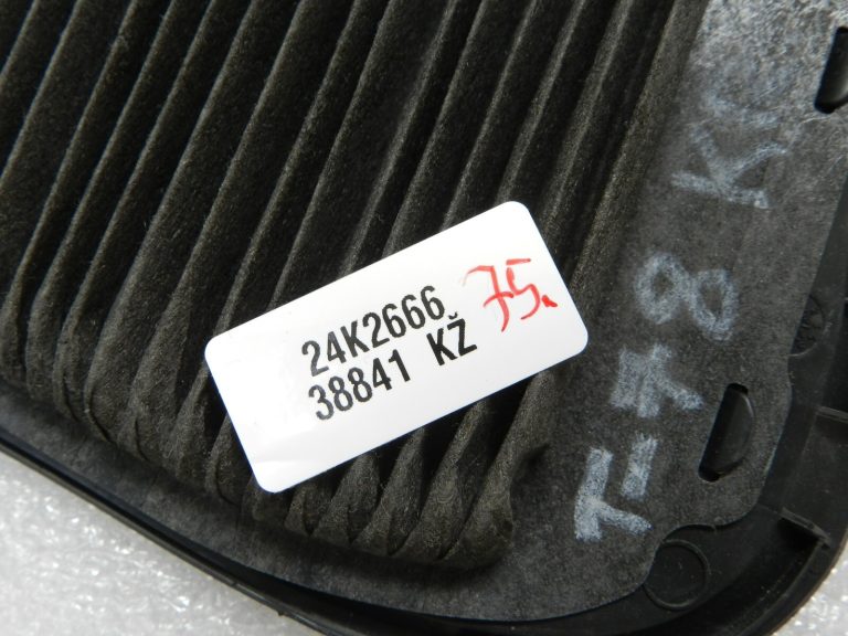 Toyota Yaris IV (XP210) akumulatora apkopes vāciņš ar filtru 58441K0020