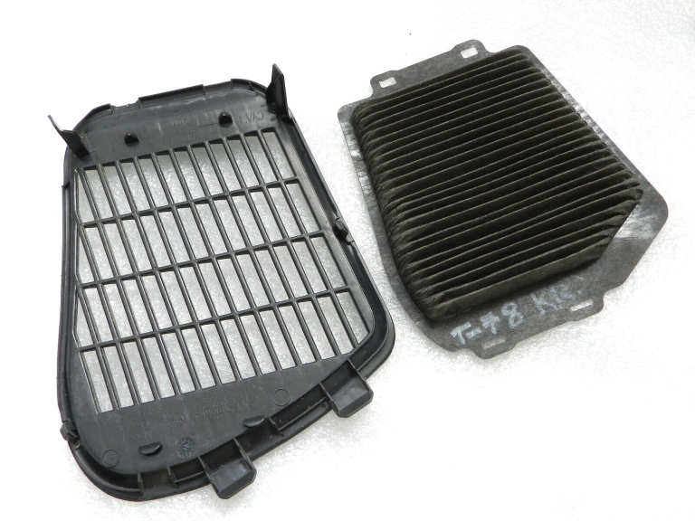Toyota Yaris IV (XP210) akumulatora apkopes vāciņš ar filtru 58441K0020