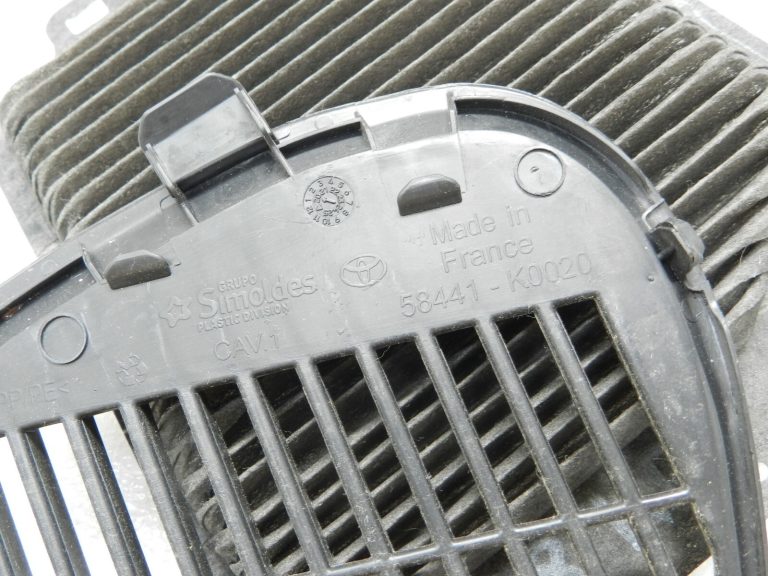 Toyota Yaris IV (XP210) akumulatora apkopes vāciņš ar filtru 58441K0020