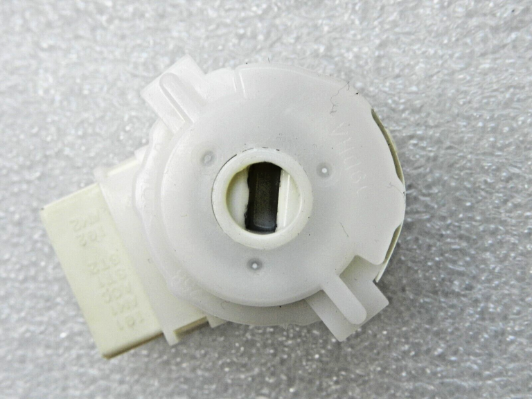 Oriģinālais Toyota Yaris IV (XP210) aizdedzes slēdzis aizdedzes slēdzene 8445033040