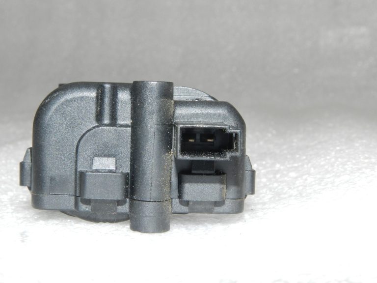 OEM Opel Vectra C Astra H Zafira B Degvielas uzpildes vāka bloķēšanas mehānisms 24438209