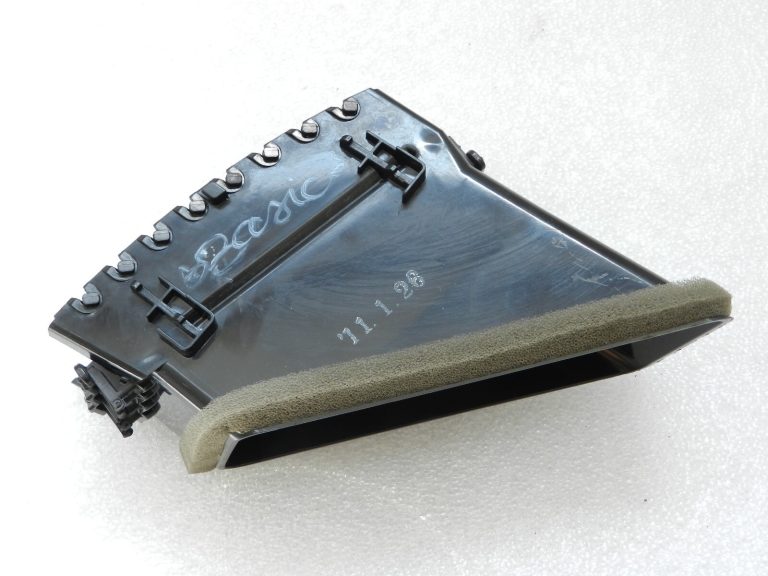 Oriģinālā Citroen C-Crosser ventilācijas atveres centrālā daļa labajā pusē 8265 LH, GN711-14270, 8265LH