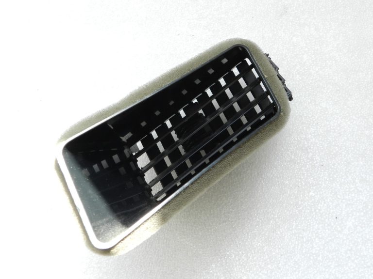 Oriģinālā Citroen C-Crosser ventilācijas atveres centrālā daļa labajā pusē 8265 LH, GN711-14270, 8265LH