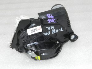 Toyota Yaris XP210 Оригинальный замок двери передней левой 69040K0040, 69040-K0040