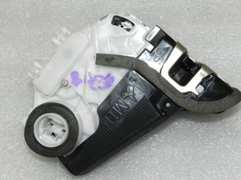 Toyota Yaris XP210 Oriģinālā aizmugurējo durvju slēdzene kreisā 69060K0040, 69060-K0040