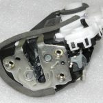 Toyota Yaris XP210 Oriģinālā aizmugurējo durvju slēdzene kreisā 69060K0040, 69060-K0040