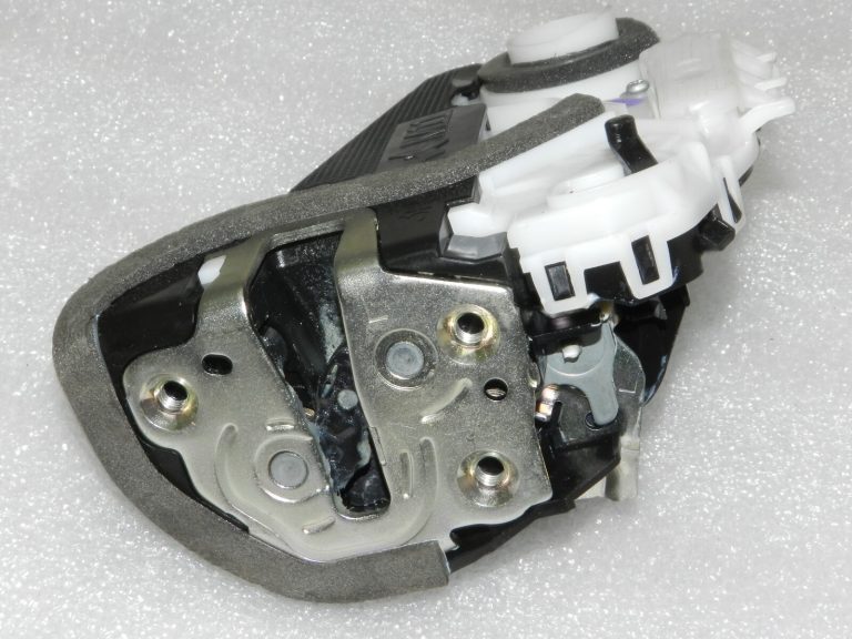 Toyota Yaris XP210 Oriģinālā aizmugurējo durvju slēdzene kreisā 69060K0040, 69060-K0040