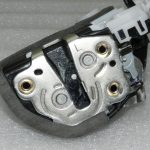 Toyota Yaris XP210 Oriģinālā aizmugurējo durvju slēdzene kreisā 69060K0040, 69060-K0040