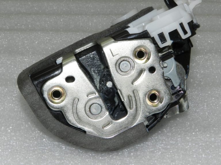 Toyota Yaris XP210 Oriģinālā aizmugurējo durvju slēdzene kreisā 69060K0040, 69060-K0040