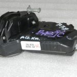 Toyota Yaris XP210 Oriģinālā aizmugurējo durvju slēdzene kreisā 69060K0040, 69060-K0040