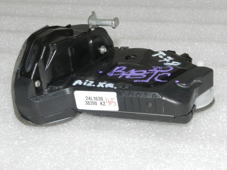 Toyota Yaris XP210 Oriģinālā aizmugurējo durvju slēdzene kreisā 69060K0040, 69060-K0040