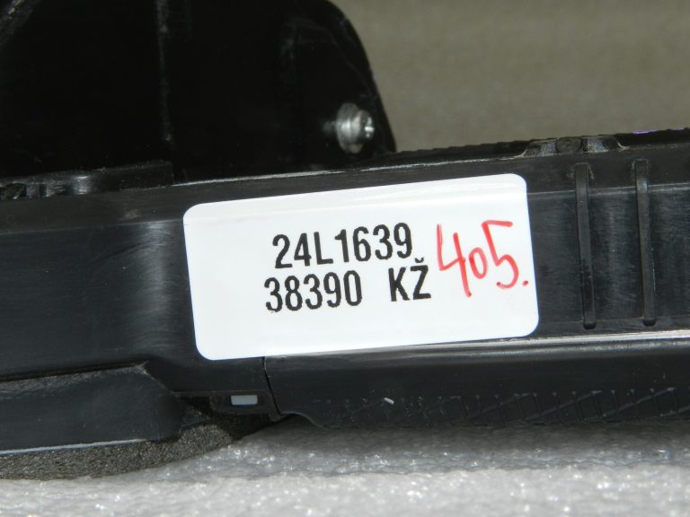 Toyota Yaris XP210 Oriģinālā aizmugurējo durvju slēdzene kreisā 69060K0040, 69060-K0040