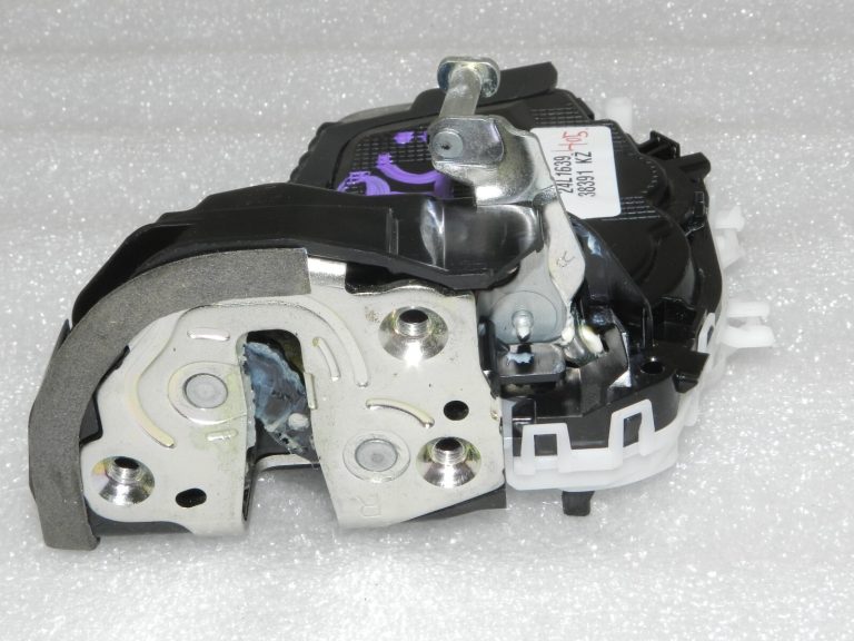 Toyota Yaris XP210 Oriģinālā aizmugurējā labā durvju slēdzene 69050K0040, 69050-K0040