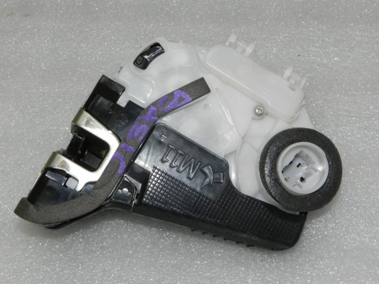 Toyota Yaris XP210 Oriģinālā aizmugurējā labā durvju slēdzene 69050K0040, 69050-K0040