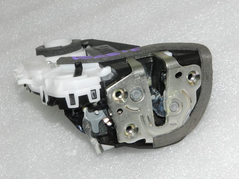 Toyota Yaris XP210 Oriģinālā aizmugurējā labā durvju slēdzene 69050K0040, 69050-K0040