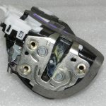 Toyota Yaris XP210 Oriģinālā aizmugurējā labā durvju slēdzene 69050K0040, 69050-K0040
