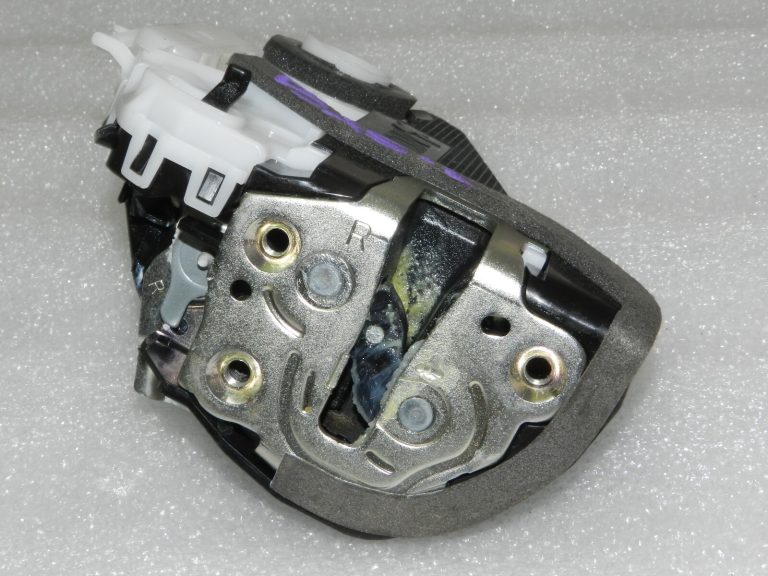 Toyota Yaris XP210 Oriģinālā aizmugurējā labā durvju slēdzene 69050K0040, 69050-K0040