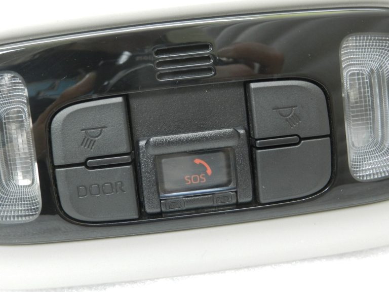 Toyota Yaris XP210 salona apgaismojums priekšējais ar SOS slēdzi pelēks 81260K0100B0