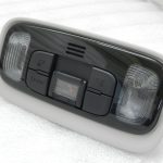 Toyota Yaris XP210 salona apgaismojums priekšējais ar SOS slēdzi pelēks 81260K0100B0