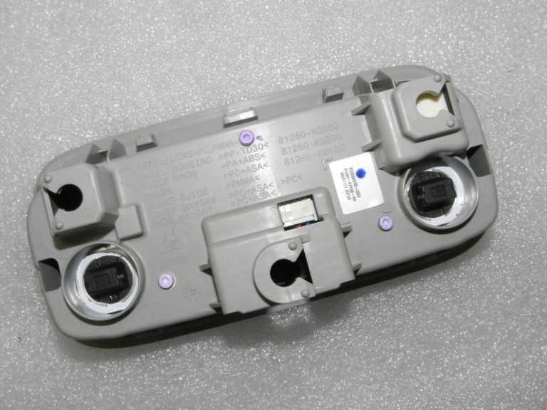 Toyota Yaris XP210 salona apgaismojums priekšējais ar SOS slēdzi pelēks 81260K0100B0