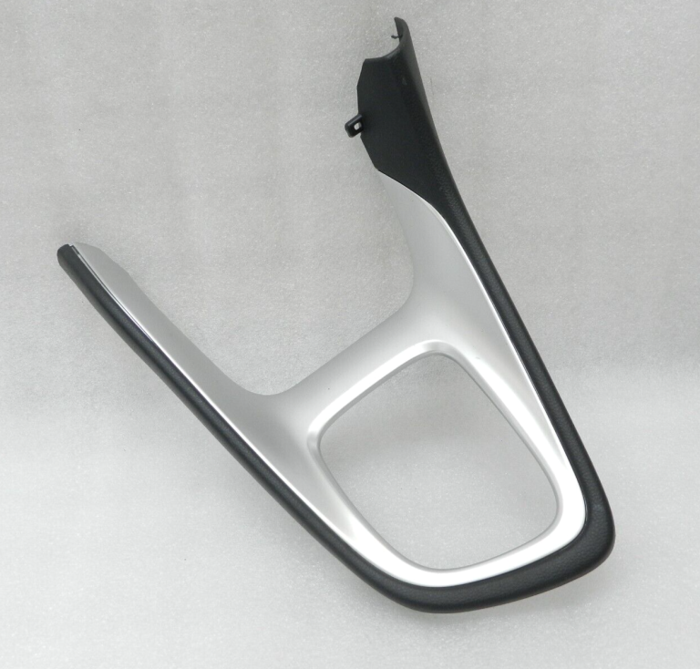Toyota Yaris IV (XP210) Viduskonsoles pārnesumu sviras pārsegs sudraba krāsā 58810K0111C2