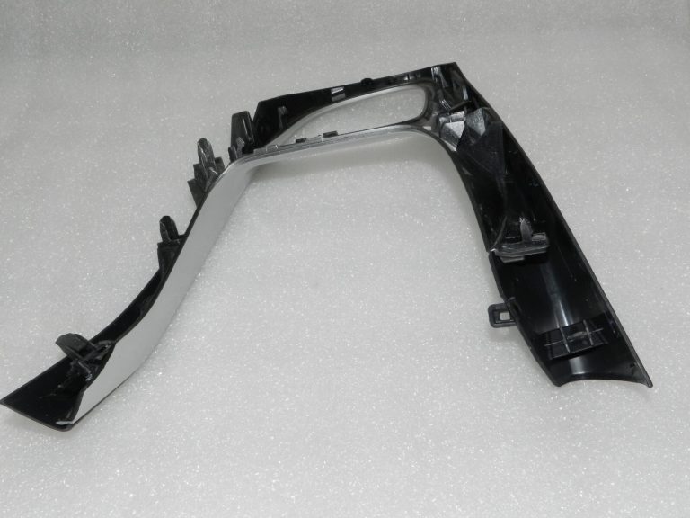 Toyota Yaris IV (XP210) Viduskonsoles pārnesumu sviras pārsegs sudraba krāsā 58810K0111C2
