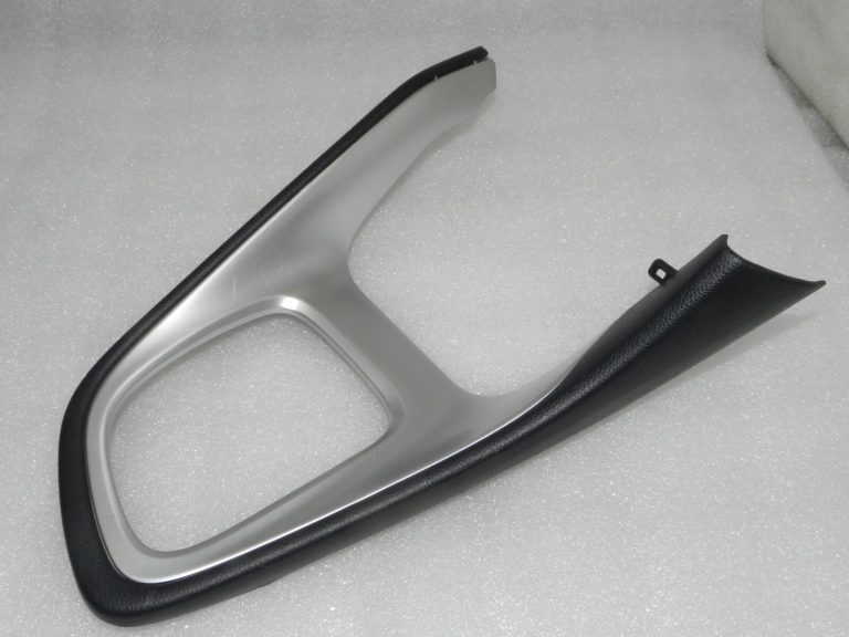 Toyota Yaris IV (XP210) Viduskonsoles pārnesumu sviras pārsegs sudraba krāsā 58810K0111C2