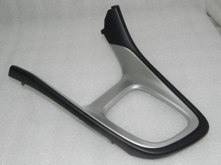 Toyota Yaris IV (XP210) Viduskonsoles pārnesumu sviras pārsegs sudraba krāsā 58810K0111C2