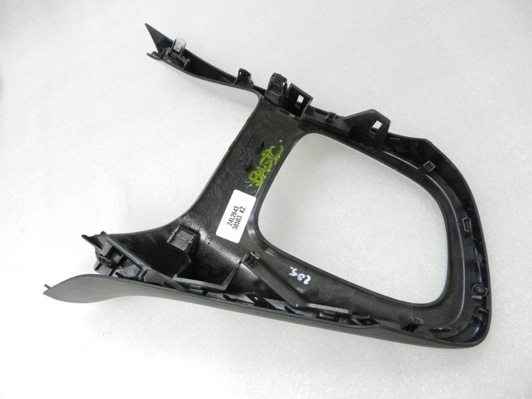 Toyota Yaris IV (XP210) Viduskonsoles pārnesumu sviras pārsegs sudraba krāsā 58810K0111C2
