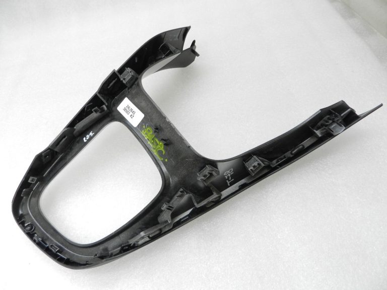 Toyota Yaris IV (XP210) Viduskonsoles pārnesumu sviras pārsegs sudraba krāsā 58810K0111C2
