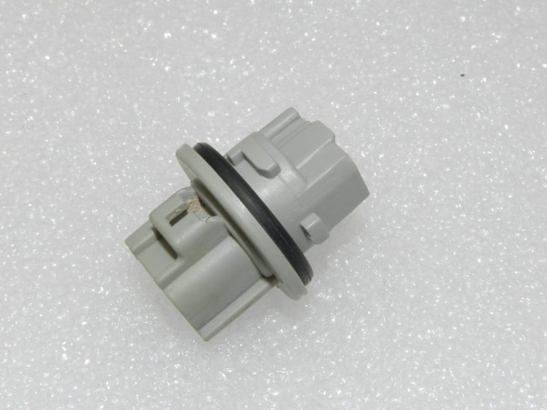 OEM Toyota Yaris IV (XP210) aizmugurējā apgaismojuma WY21W luktura turētājs 9007560028