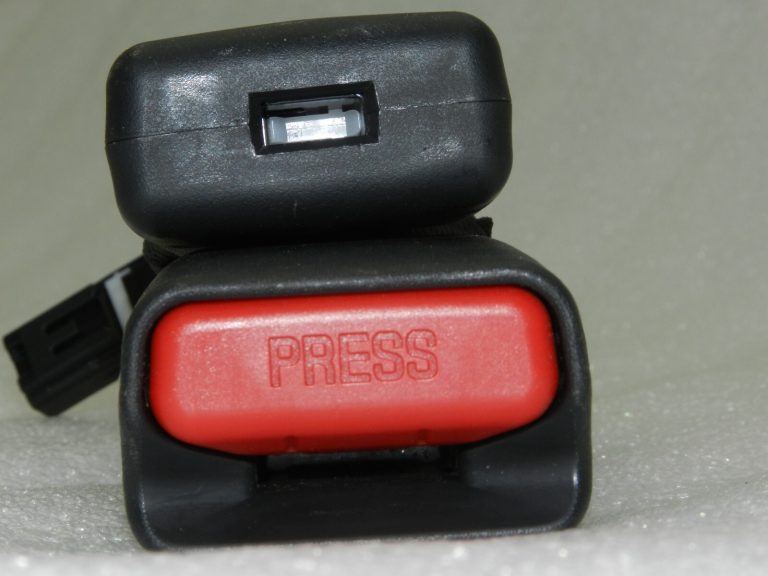 Toyota Yaris IV (XP210) Aizmugurējās labās drošības jostas sprādzes 73380K0010C0, 73380-K0010-C0