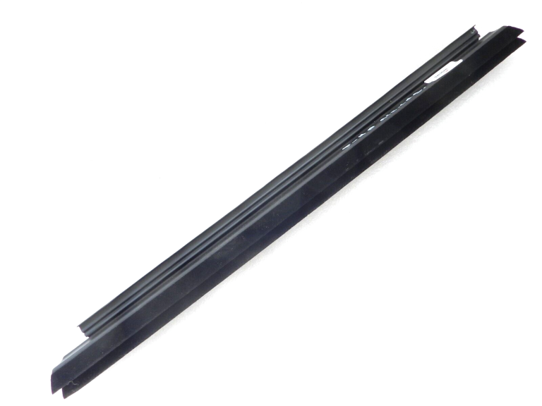 Toyota Yaris IV (XP210) Aizmugurējā labās puses apakšējā loga blīvējums 681730D340